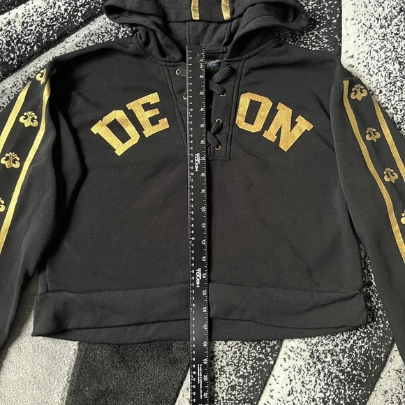 Vintage Women's Y2K 2000s Dereon Black and Gold Cropped Hoodie - Picture 3 of 6
